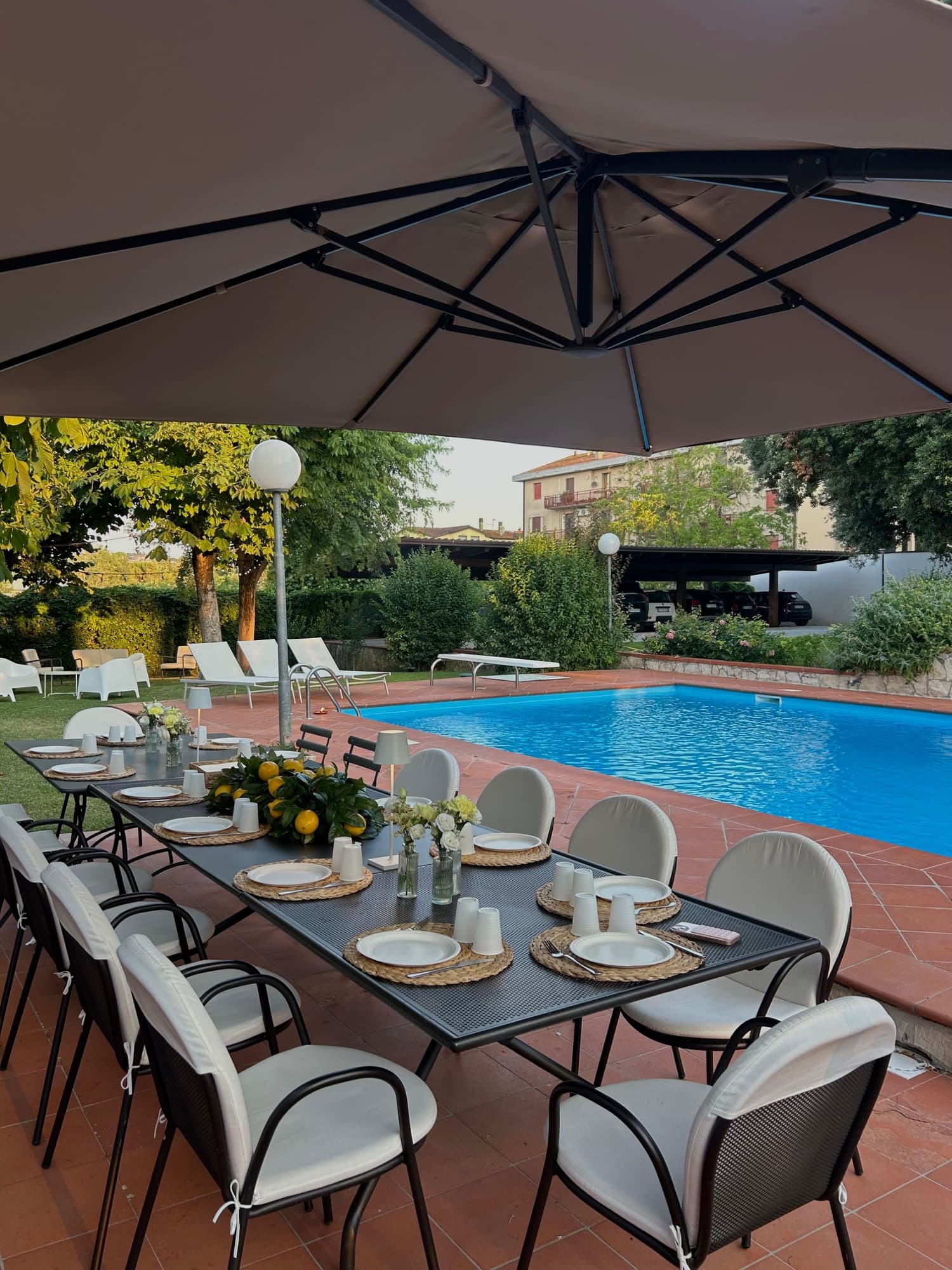 La tavola apparecchiata a bordo piscina