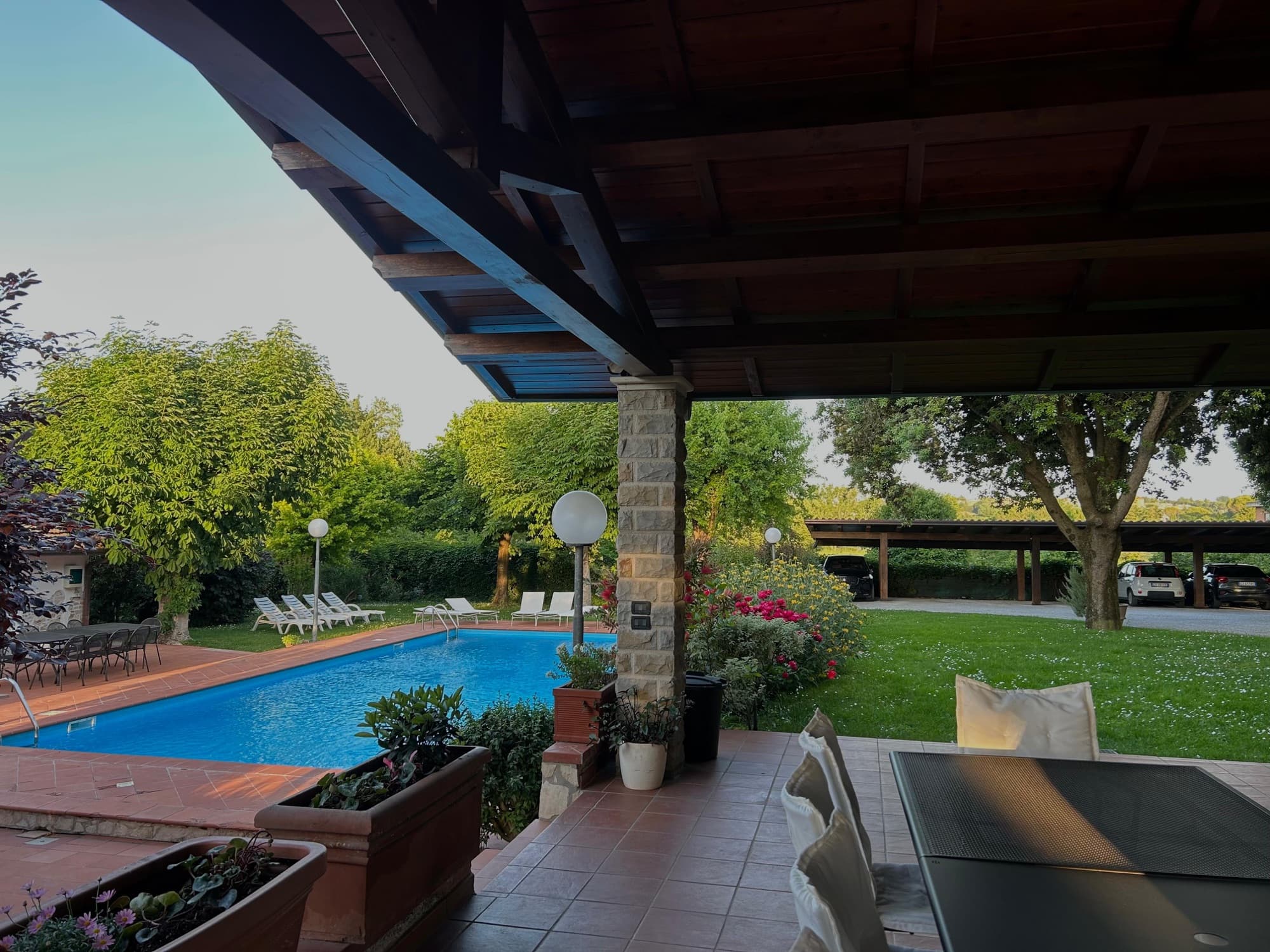 La piscina vista dal portico