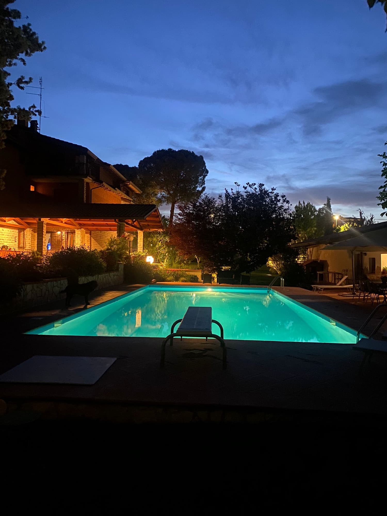 La piscina illuminata di sera